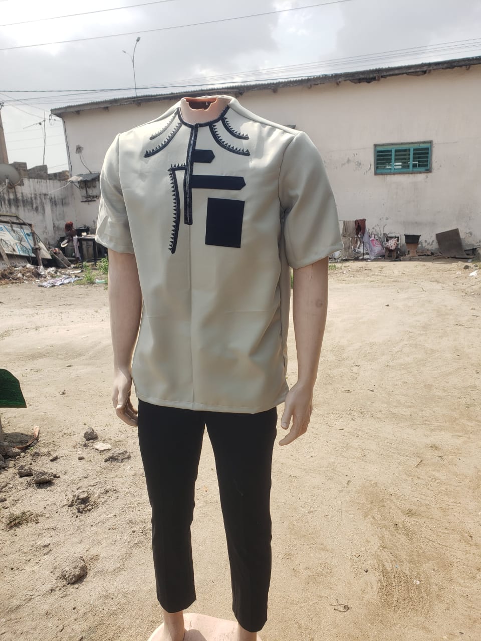 Haut Traditionnel Homme Beige & Noir – Style Africain Moderne