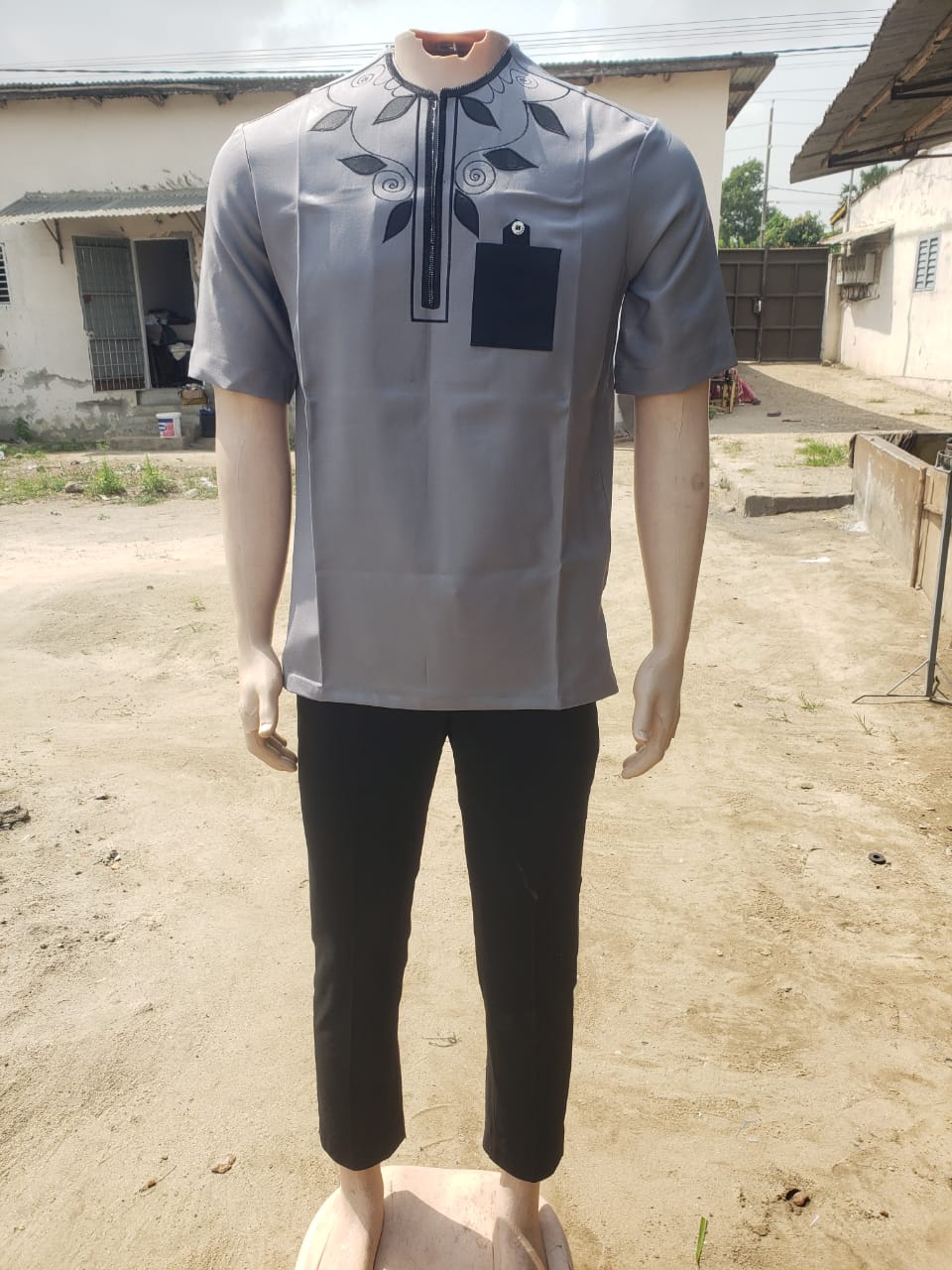 Haut Traditionnel Homme Gris Brodé – Élégance Moderne
